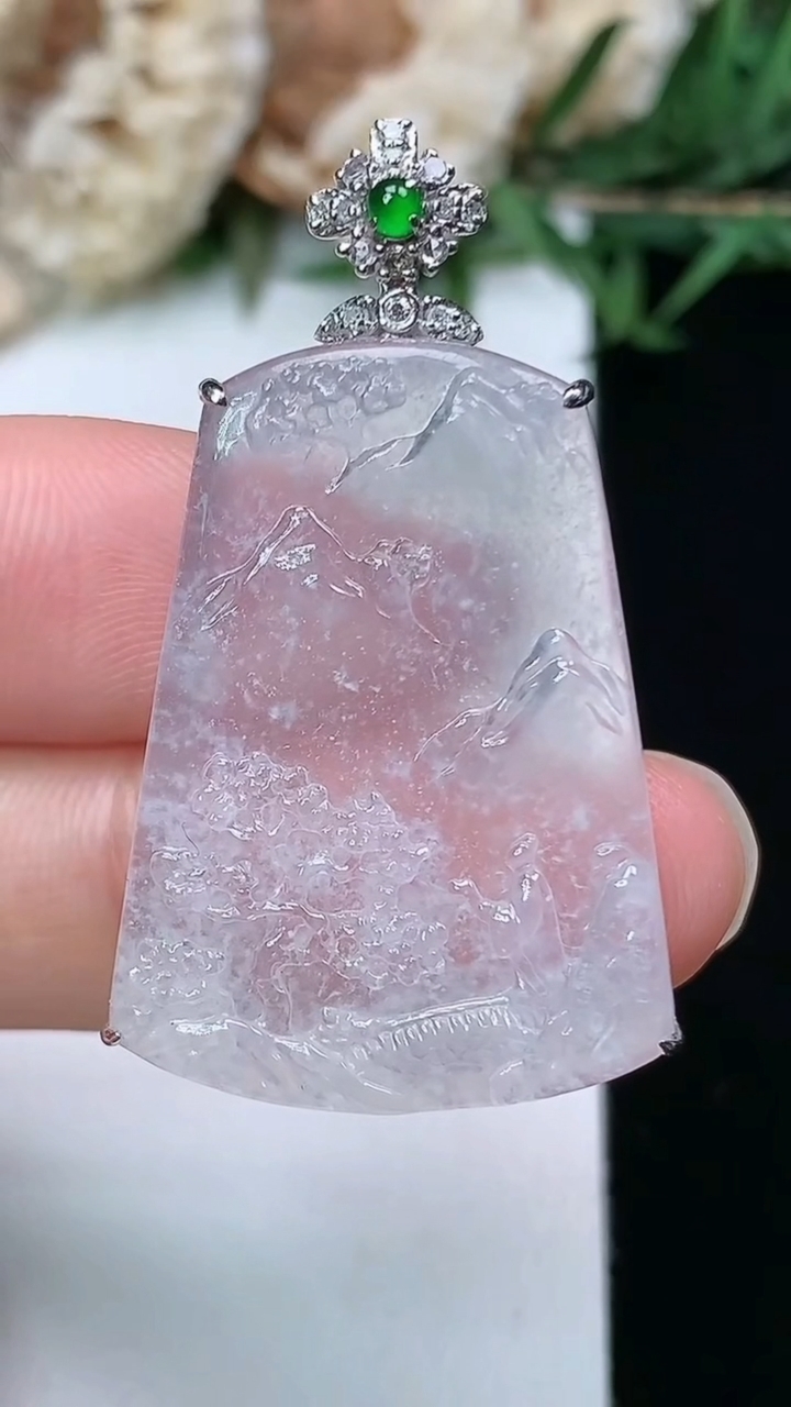 天然A货翡翠白冰山水牌吊坠，尺寸28.6-21.5-6.2，重量:6.48g
3月28日