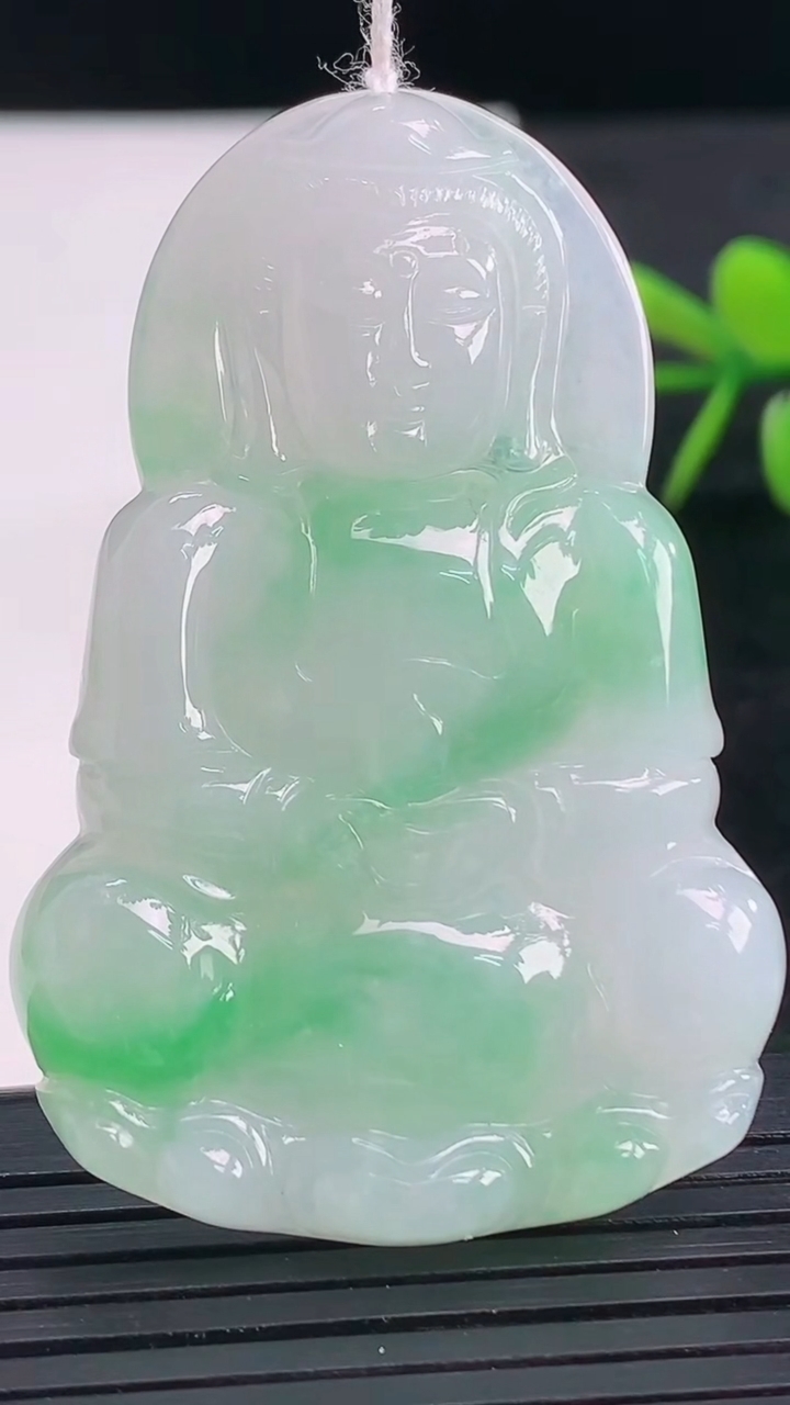 天然A货翡翠观音菩萨吊坠尺寸52.4-35.1-5.6重量:17.64g
3月28日