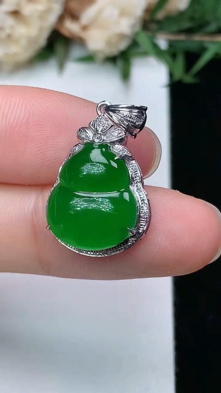 天然A货翡翠葫芦吊坠，尺寸24.3-13.9-5.9，裸石13.5-11.9，重量:1.83g
3月28日，重量:1.83g