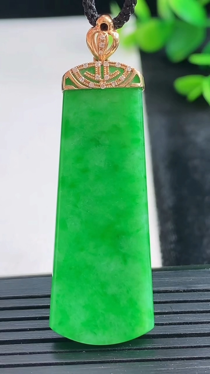 天然A货翡翠无事牌吊坠尺寸44.6-16.6-4.2重量:9.94g
3月28日