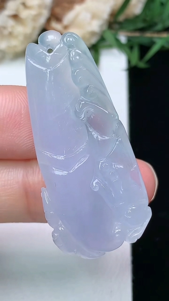 天然A货翡翠白冰仿古龙牌吊坠，尺寸40-18.5-7.7，重量:9.49g
3月28日