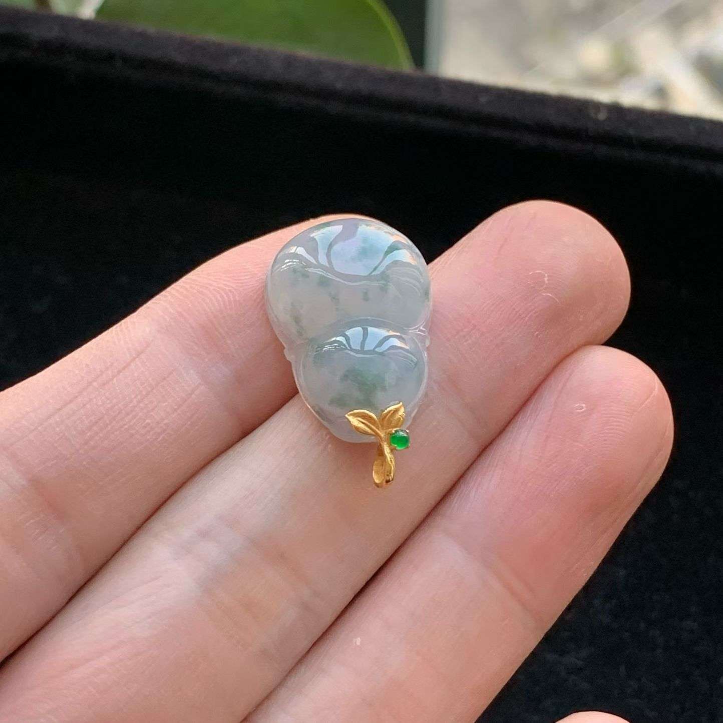 A货天然翡翠冰糯种18k飘花紫罗兰葫芦吊坠重量3.68
3月28日