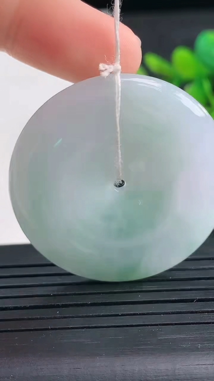 天然A货翡翠平安扣吊坠尺寸35.9-5.4重量:15.17g
3月28日