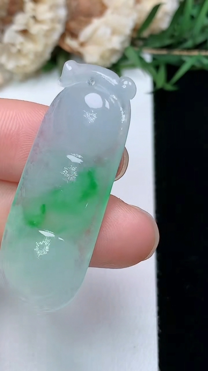 天然A货翡翠福豆吊坠，尺寸39.4-15.3-5.4，重量:7.02g
3月28日