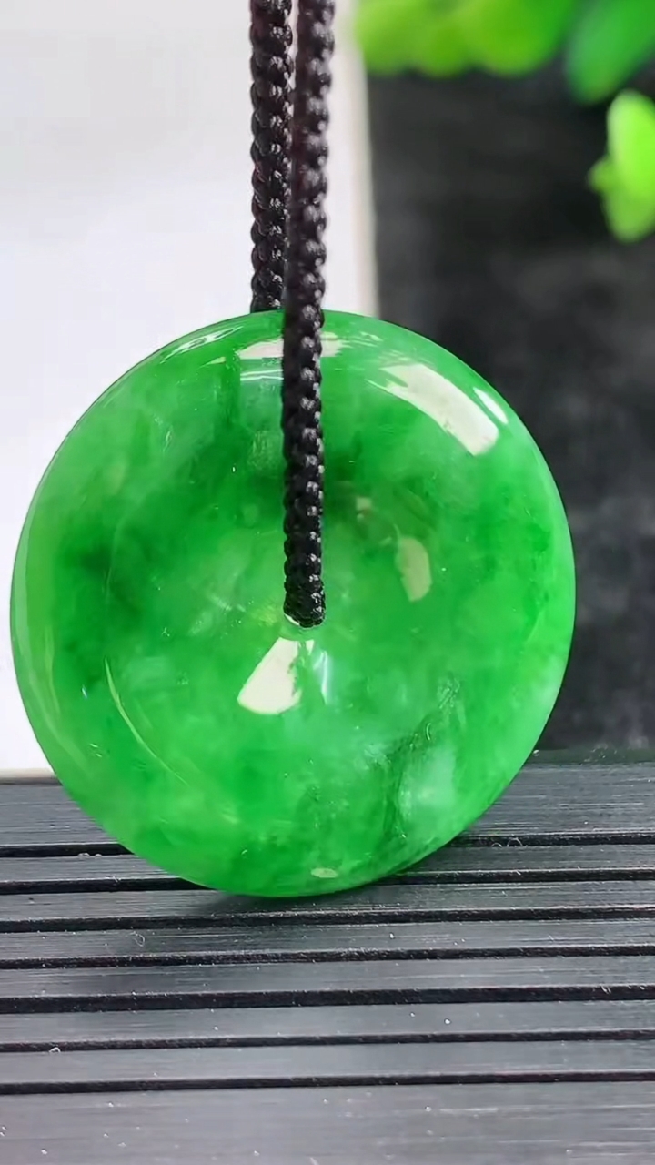 天然A货翡翠平安扣吊坠尺寸29.3-4.7重量:8.51g
3月28日