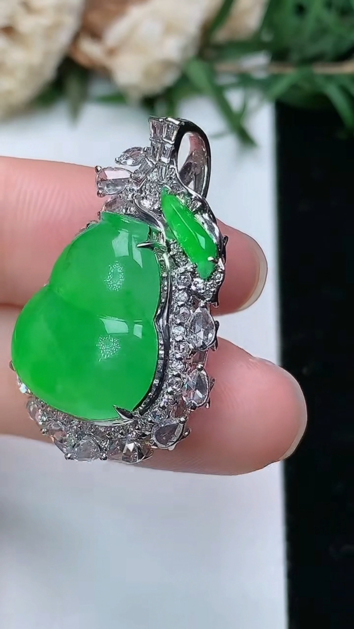 天然A货翡翠葫芦吊坠，尺寸30.4-20-11.4，裸石16.8-14，重量:6.86g
3月28日