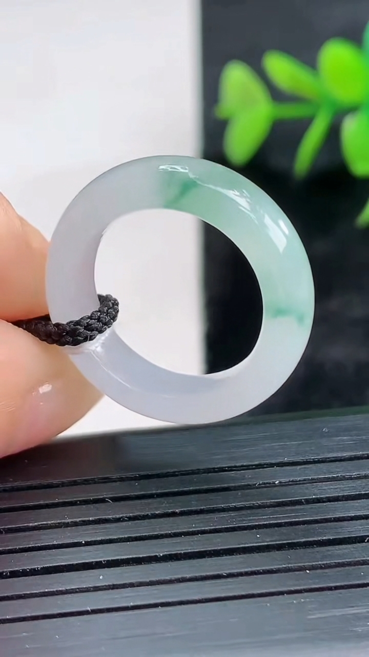 天然A货翡翠冰种飘花指环戒指尺寸16.6-6.1-3.9重量:4.21g2026年3月28日
工厂直销收藏佳品,种好水足，色泽均匀，有种有色，上手高大气！