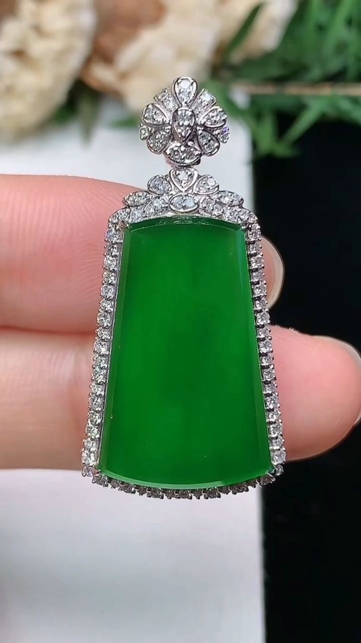 天然A货翡翠无事牌吊坠，尺寸33.4-16.3-9，裸石21-13.2，重量:5.57g
3月28日