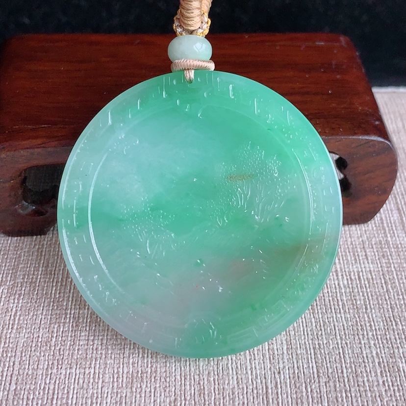 天然A货翡翠满绿意境山水牌吊坠 
尺寸51.2-5.3mm 重量38.85g 0328