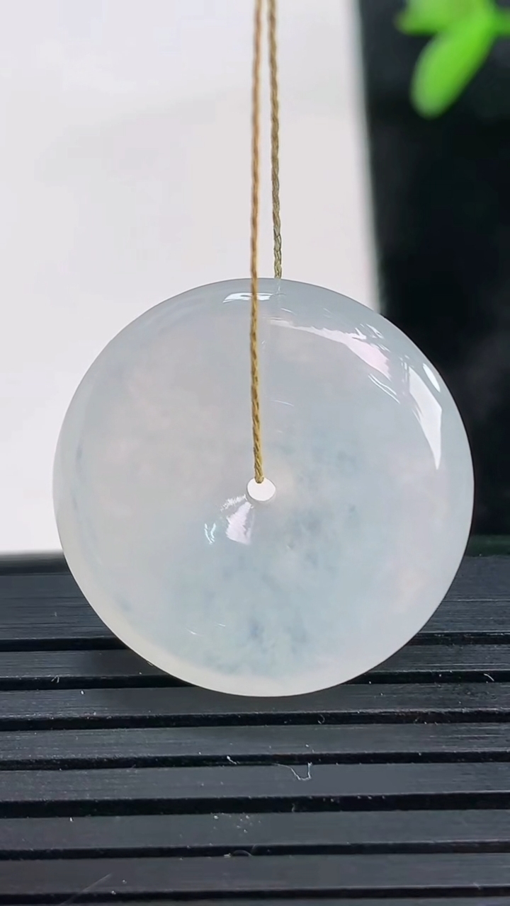 天然A货翡翠平安扣吊坠尺寸22.4-5.4重量:5.83g
3月28日