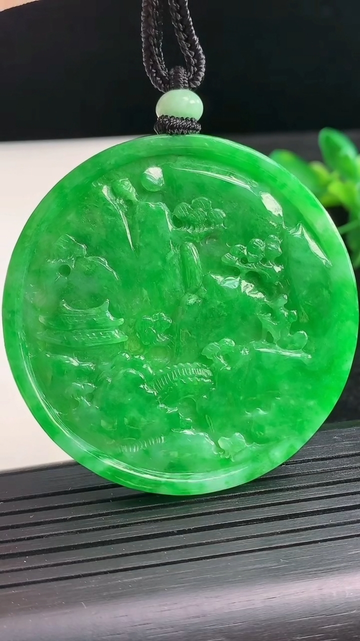 天然A货翡翠山水牌吊坠尺寸54.5-4.1重量:31.29g
3月28日