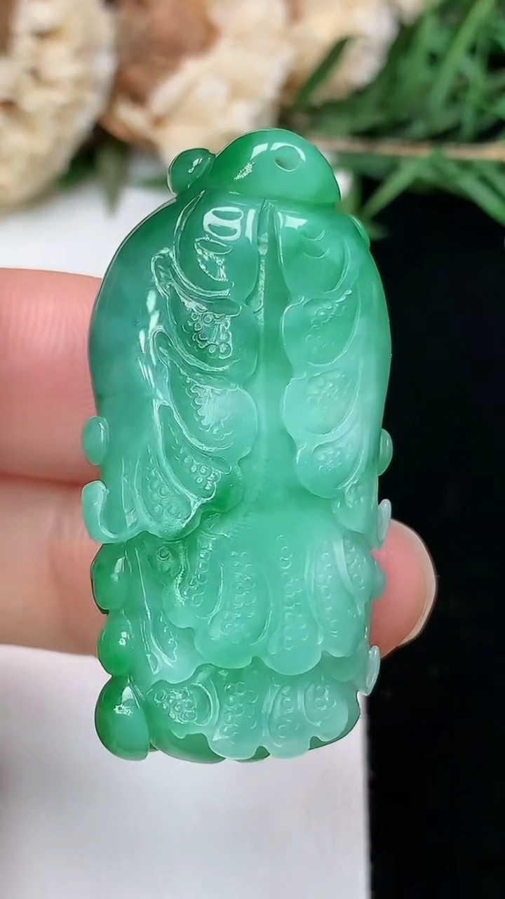 天然A货翡翠白菜吊坠，尺寸38.5-18.9-12.6，重量:15.99g
3月28日