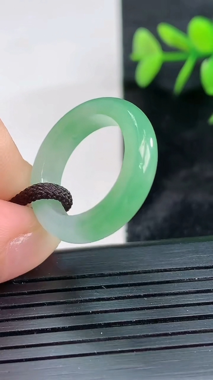 天然A货翡翠指环戒指尺寸16.5-4.7-3.5重量:3.35g2026年3月28日
工厂直销收藏佳品,种好水足，色泽均匀，有种有色，上手高大气！