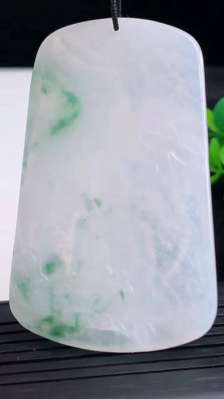 天然A货翡翠冰种飘花大日如来吊坠尺寸65.9-40.2-6.6重量:38.62g
3月28日