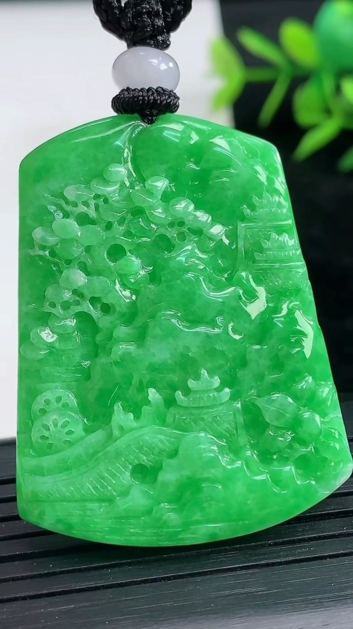 天然A货翡翠山水牌吊坠尺寸44.1-34.6-6.8重量:24.56g
3月28日