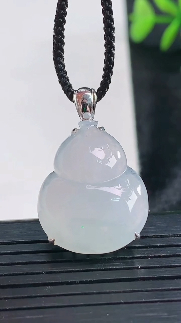 天然A货翡翠种飘花葫芦吊坠尺寸28.6-18.5-8.6重量:4.85g
3月28日