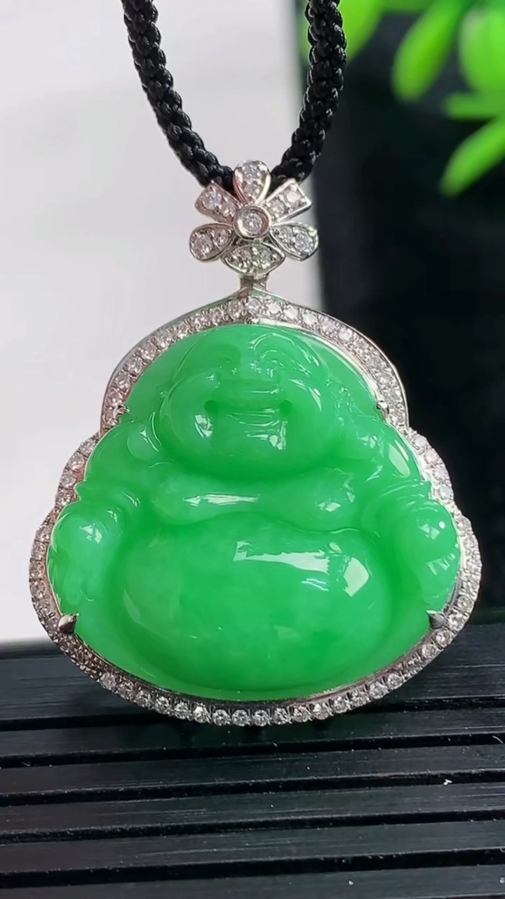 天然A货翡翠佛公吊坠尺寸31.5-25.2-10.2裸石20.8-22重量:6.23g
3月28日