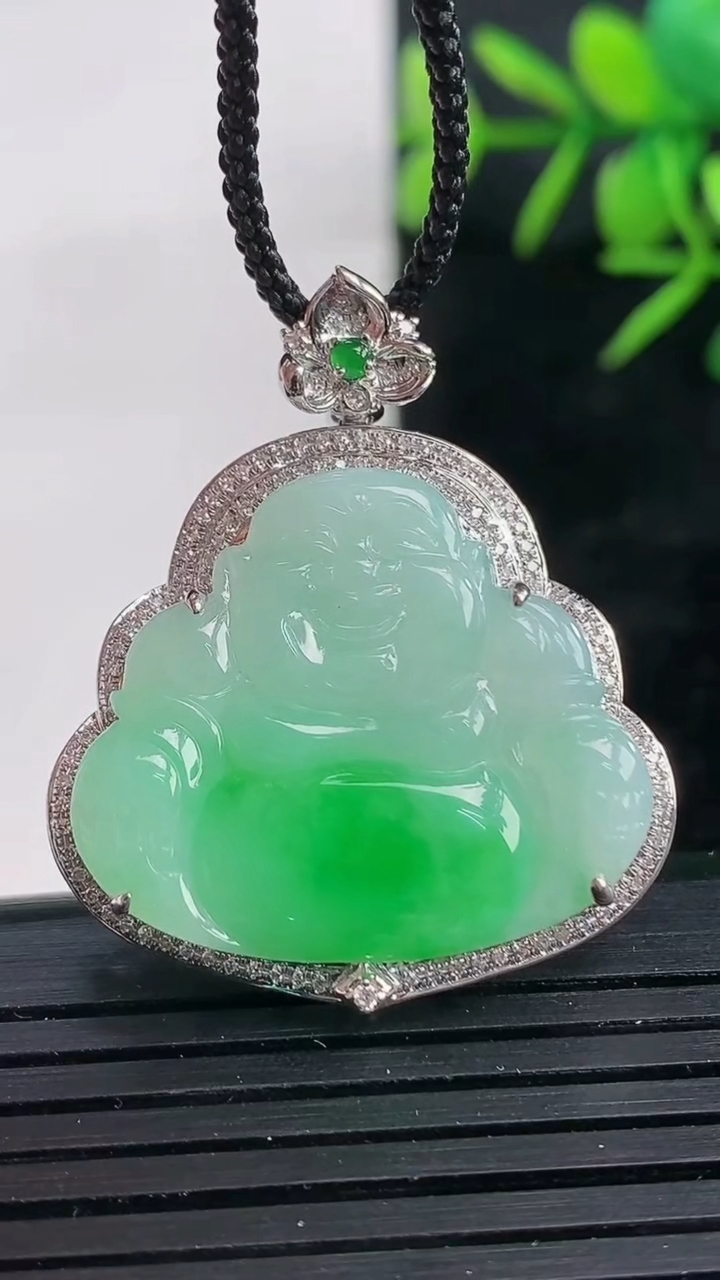 天然A货翡翠佛公吊坠尺寸34.6-29.8-7.2裸石22.8-26.8重量:6.65g
3月28日