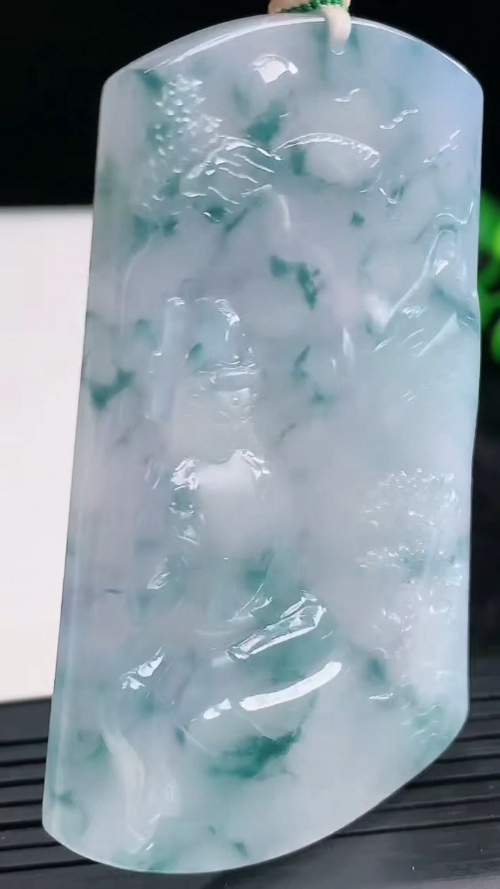 天然A货翡翠紫罗兰飘花山水观音菩萨吊坠尺寸68.7-43.1-3.9重量:36.95g
3月28日