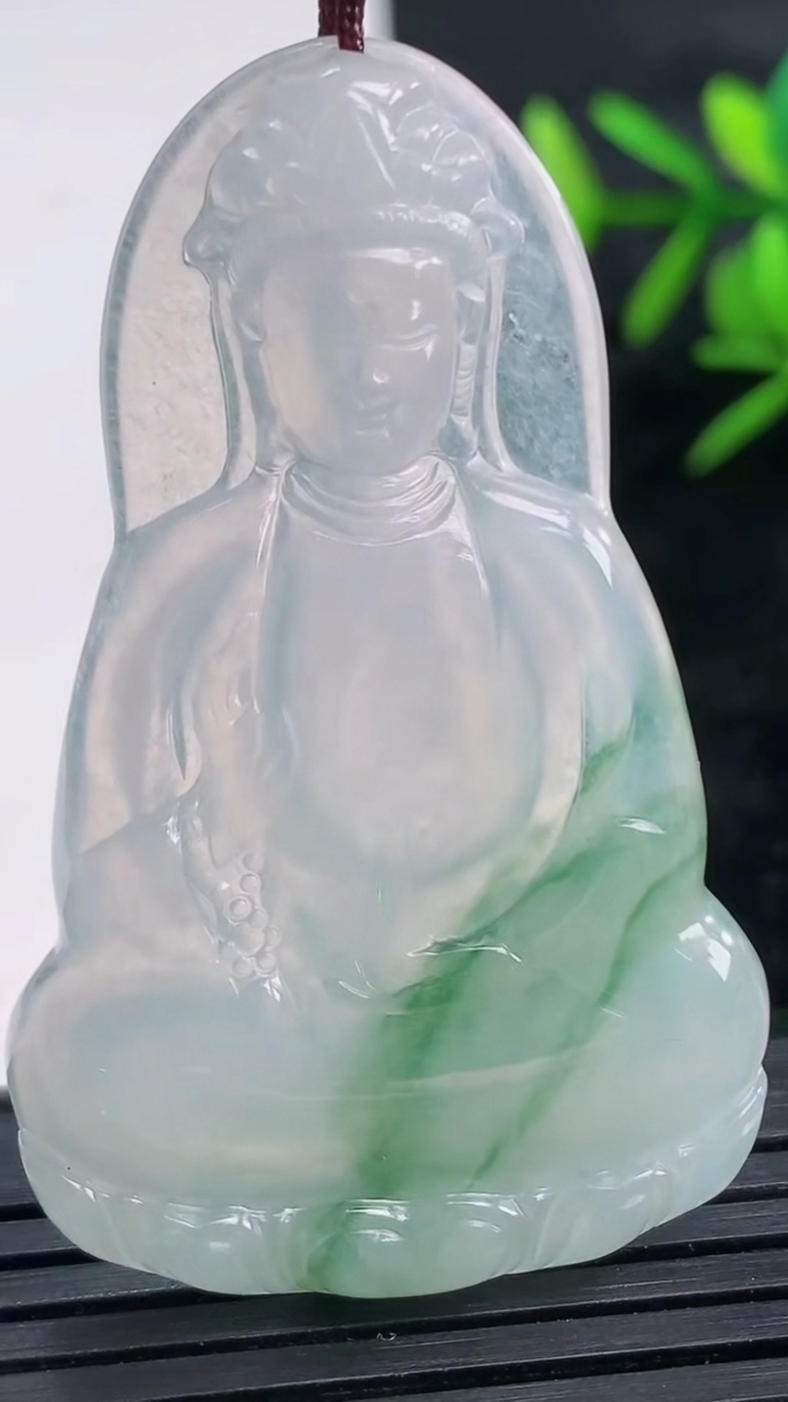 天然A货翡翠冰种飘花观音菩萨吊坠尺寸50.8-31.5-4.5重量:13.43g
3月28日