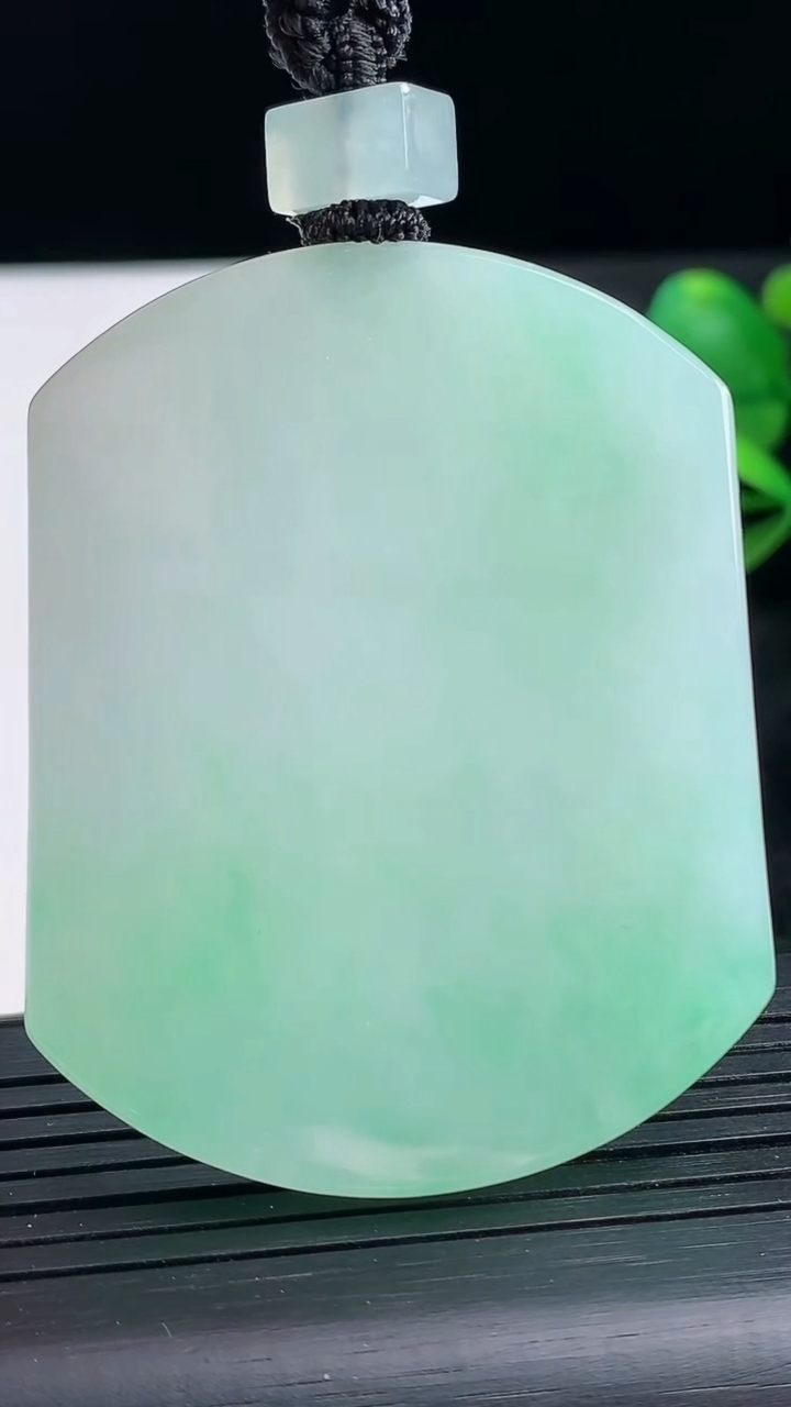 天然A货翡翠无事牌吊坠尺寸54.7-43.2-5.9重量:45.37g
3月28日