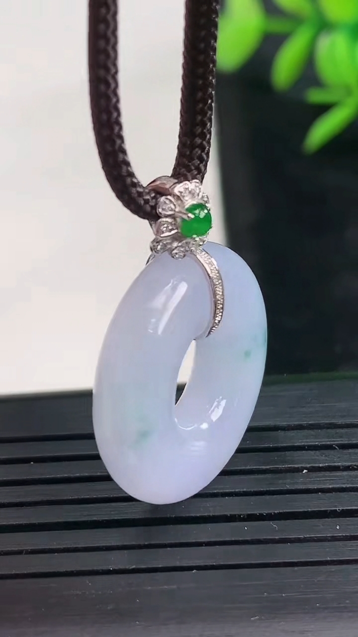 天然A货翡翠18K金紫罗兰飘花母子平安环吊坠尺寸21.9-5.8重量:6.18g
3月28日