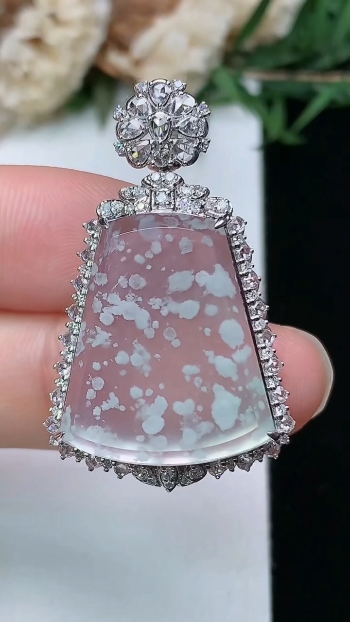 天然A货翡翠白冰无事牌吊坠，尺寸35.3-21.6-8，裸石20.8-17.2，重量:4.16g
3月28日