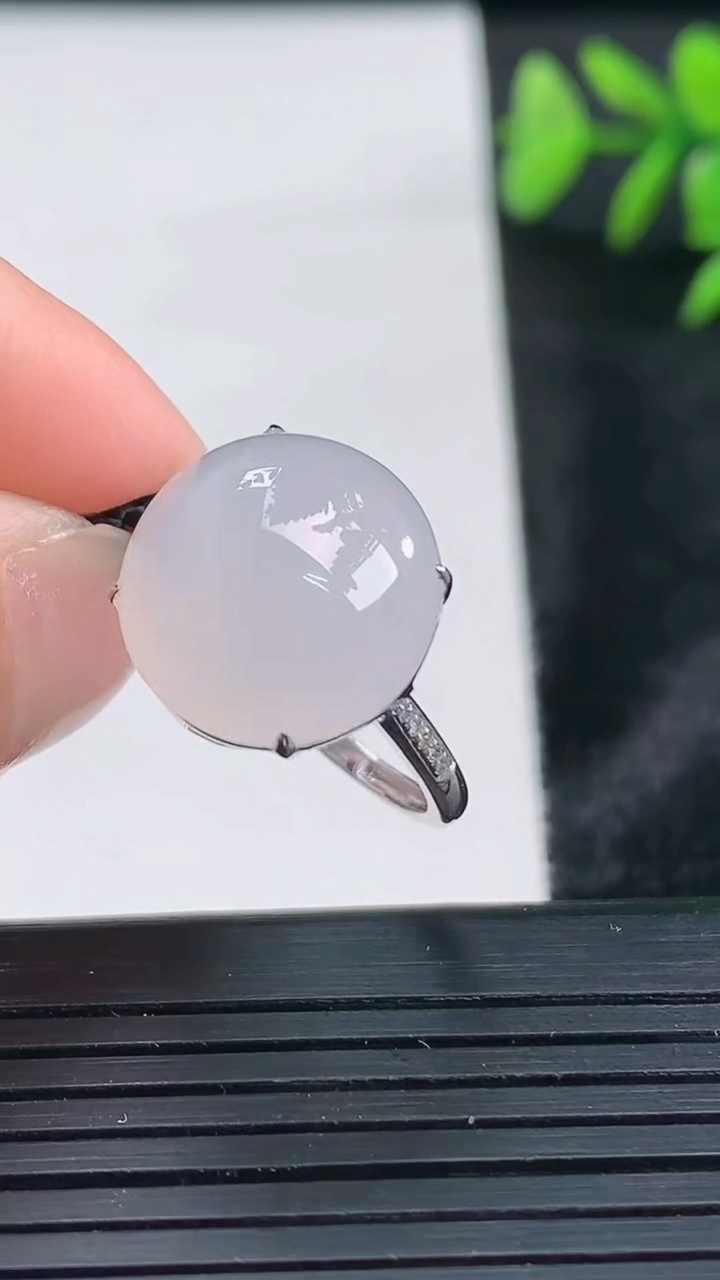 天然A货翡翠种白冰蛋面戒指尺寸17.7-14重量:3.58g2026年3月28日
工厂直销收藏佳品,种好水足，色泽均匀，有种有色，上手高大气！