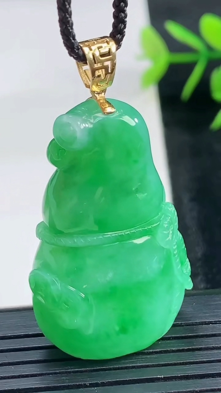 天然A货翡翠葫芦吊坠尺寸37.2-22.9-10.2重量:16.92g
3月28日