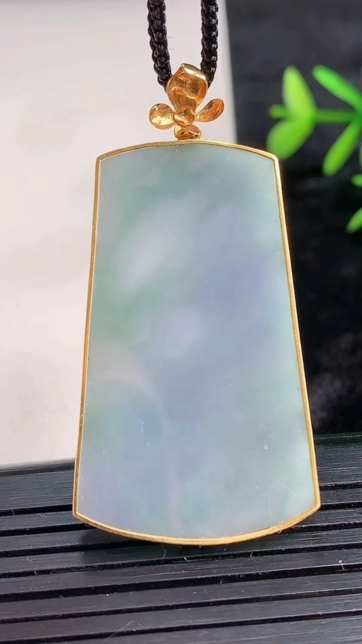 天然A货翡翠18K金紫罗兰无事牌吊坠尺寸41.4-24.6-3.9重量:10.83g
3月28日