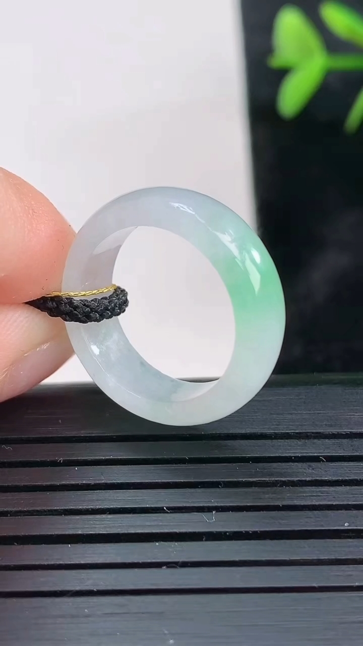 天然A货翡翠指环戒指尺寸15.8-6-2.9重量:2.97g2026年3月28日
工厂直销收藏佳品,