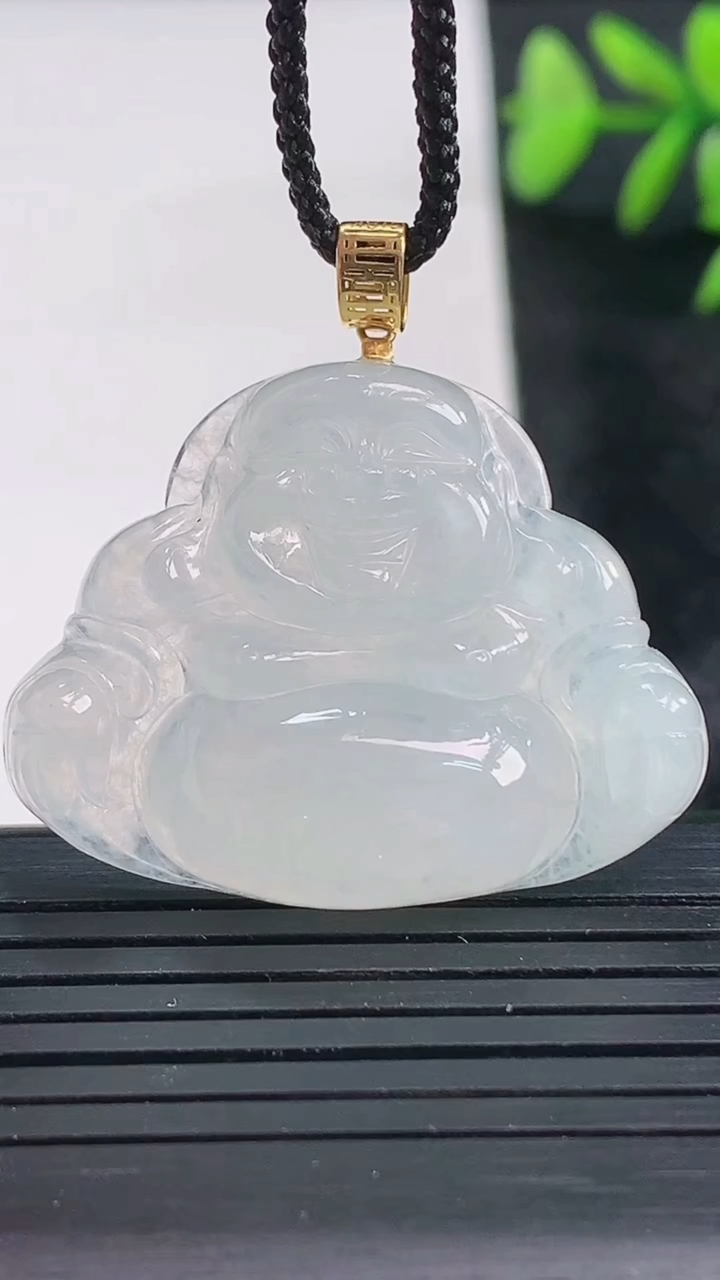 天然A货翡翠种白冰佛公吊坠尺寸26.4-34.2-7.4重量:9.72g
3月28日