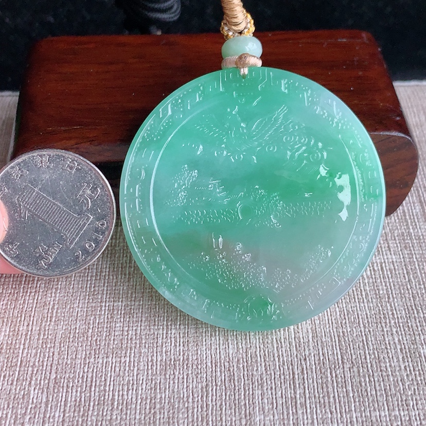 天然A货翡翠满绿意境山水牌吊坠 
尺寸51.2-5.3mm 重量38.85g 0328
