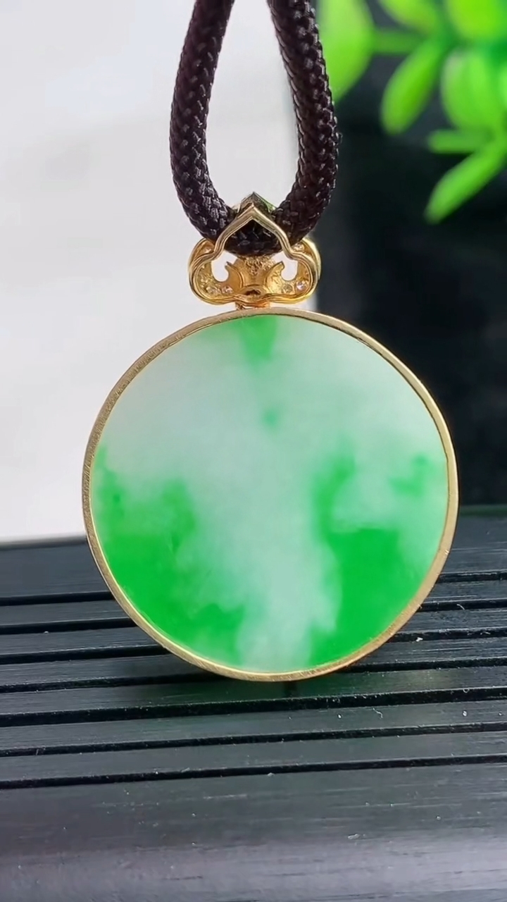 天然A货翡翠无事牌吊坠尺寸22.5-3.3重量:4.97g
3月28日