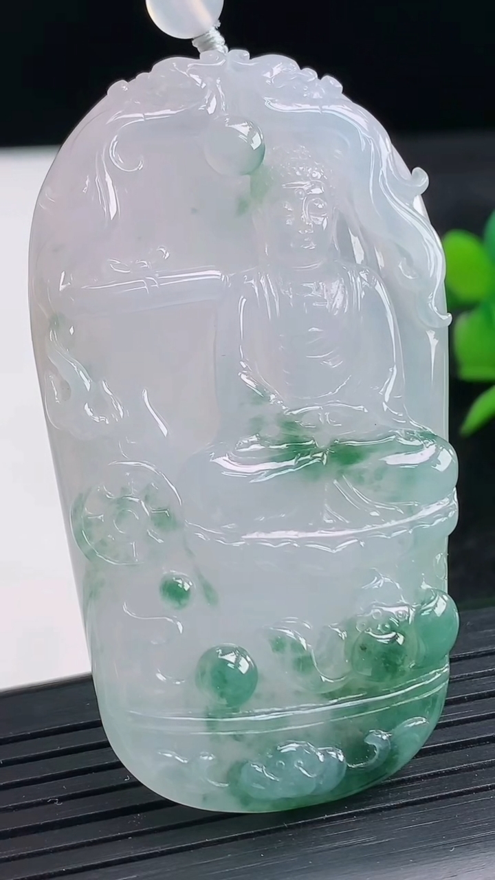 天然A货翡翠种飘花大日如来吊坠尺寸61.3-34.5-6.7重量:33.62g
3月28日