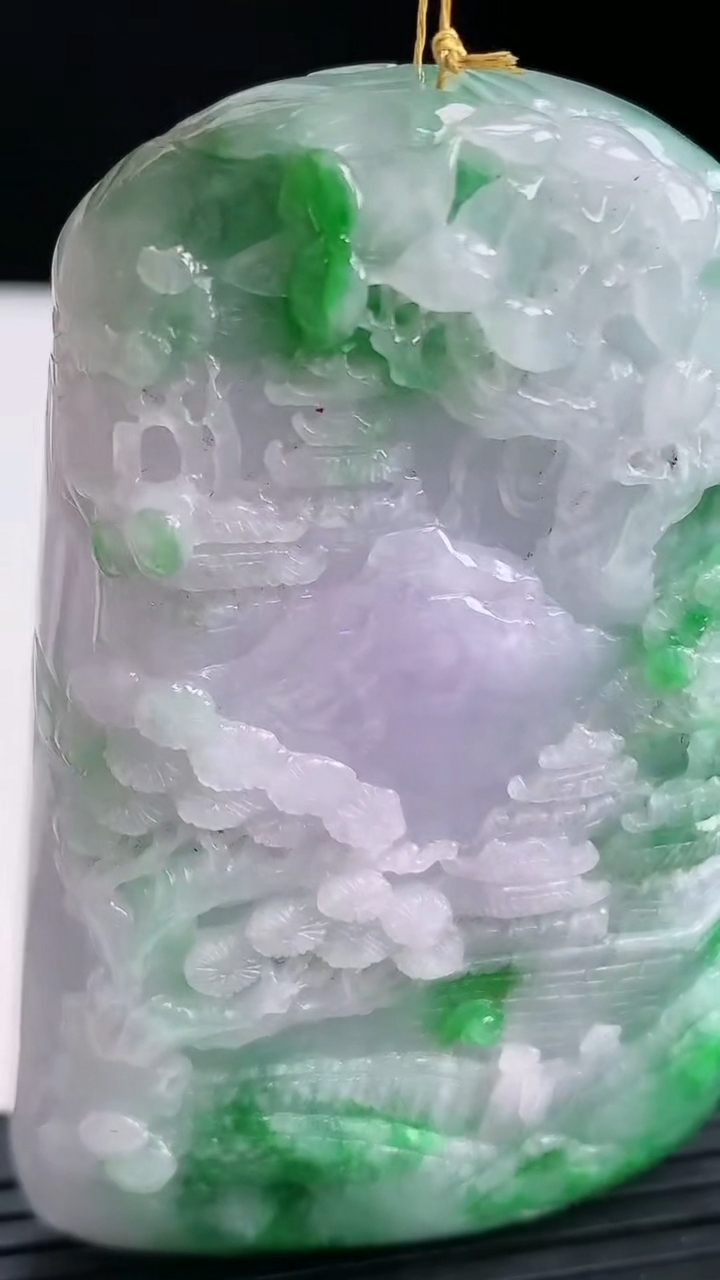 天然A货翡翠山水牌吊坠尺寸69.5-43.8-11.6重量:77.44g
3月28日