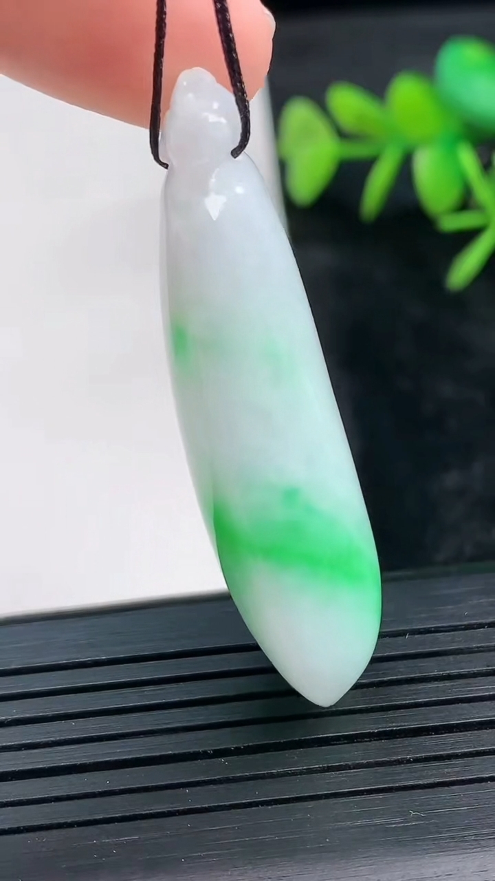 天然A货翡翠福瓜吊坠尺寸49.1-20.6-11.7重量:19.45g
3月28日