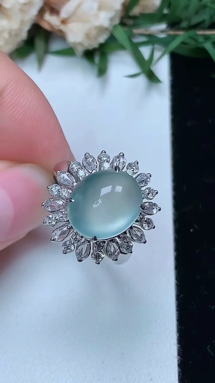 天然A货翡翠白冰蛋面戒指，尺寸17.3-11.5-9.5，重量:4.68g2026年3月28日
工厂