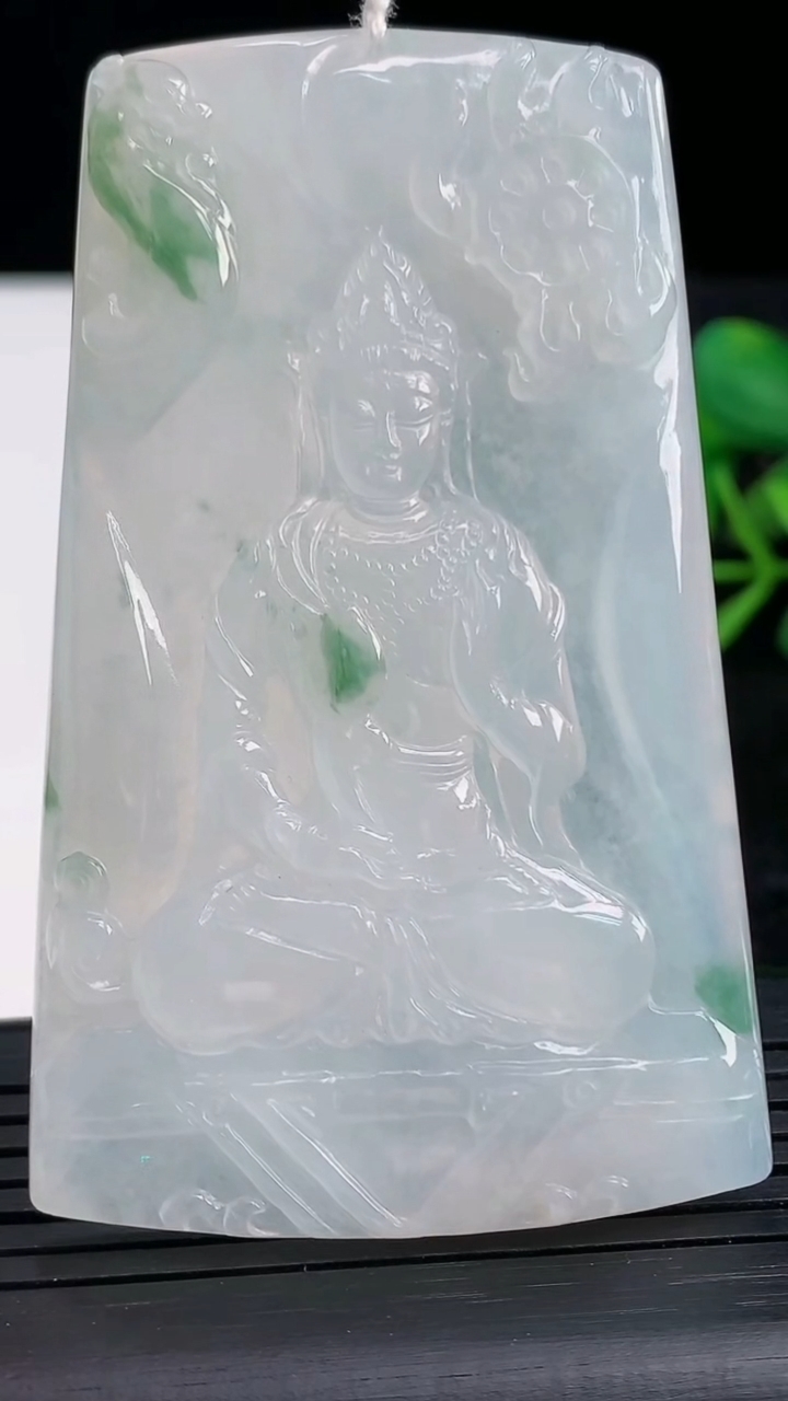 天然A货翡翠冰种飘花观音菩萨吊坠尺寸67.3-42-5重量:36.92g
3月28日