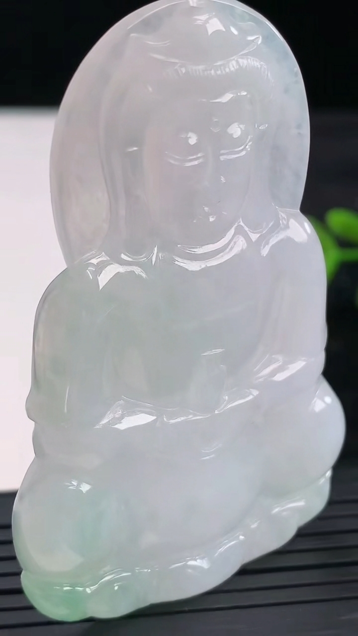 天然A货翡翠观音菩萨吊坠尺寸65.1-41.8-5.9重量:26.93g
3月28日