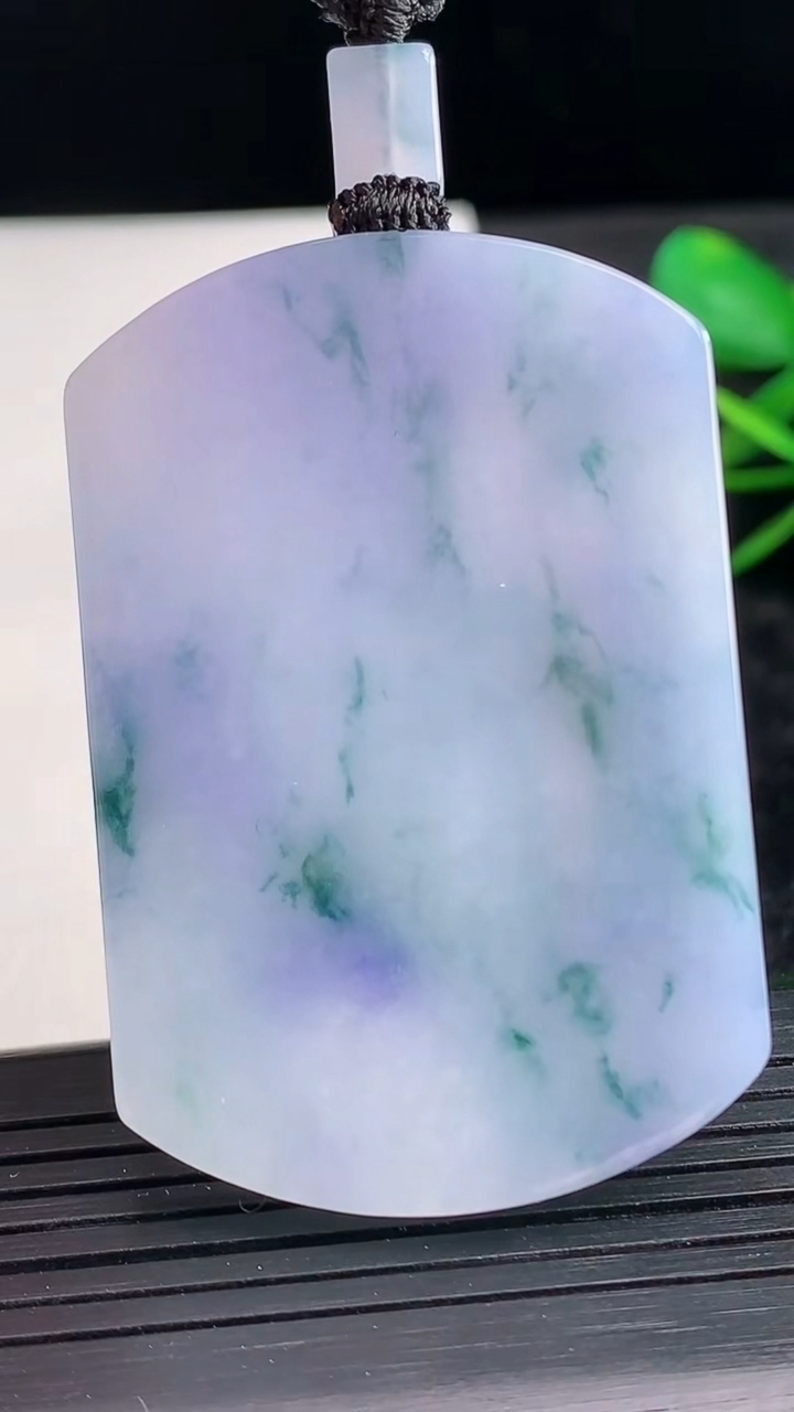 天然A货翡翠紫罗兰飘花无事牌吊坠尺寸51.8-34.5-5.7重量:36.52g
3月28日