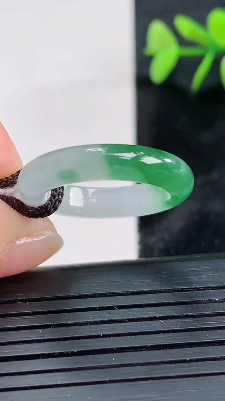 天然A货翡翠指环戒指尺寸19-4.5-3.6重量:3.62g2026年3月28日
工厂直销收藏佳品,种好水足，色泽均匀，有种有色，上手高大气！