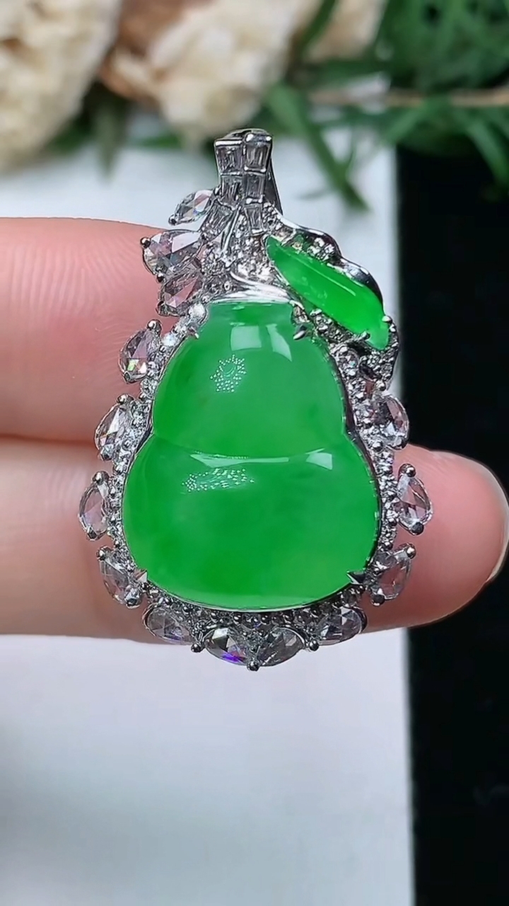 天然A货翡翠葫芦吊坠，尺寸30.4-20-11.4，裸石16.8-14，重量:6.86g
3月28日