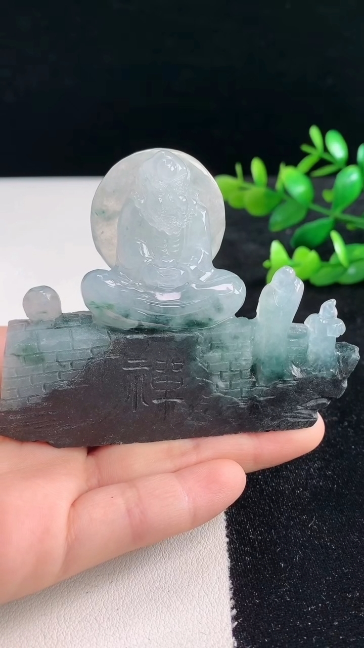 天然A货翡翠达摩祖师小摆件尺寸62.1-80.5-13.9重量:109.04g
3月28日