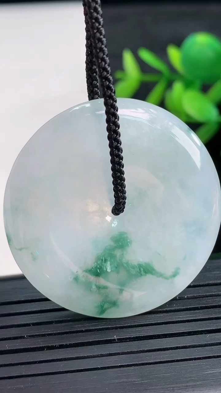 天然A货翡翠冰种飘花平安扣吊坠尺寸38.6-5.5重量:17.95g
3月28日