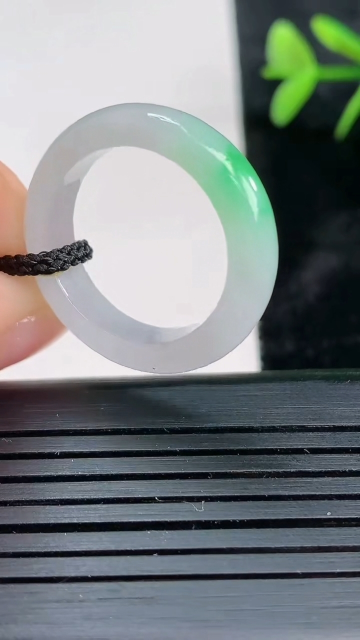 天然A货翡翠指环戒指尺寸18.6-5.5-3.3重量:3.95g2026年3月28日
工厂直销收藏佳品,种好水足，色泽均匀，有种有色，上手高大气！