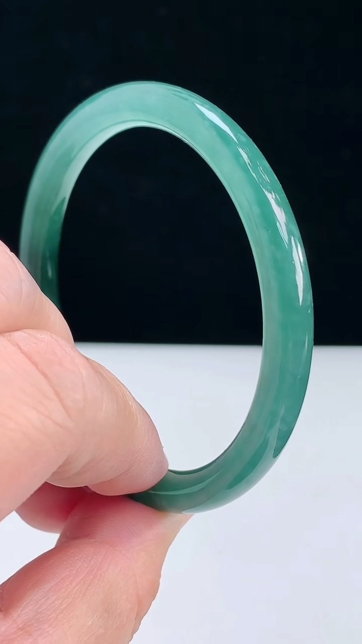 圈口58-59翡翠a货蓝圆条手镯尺寸58.5-6.8，重:27.81g3月28日