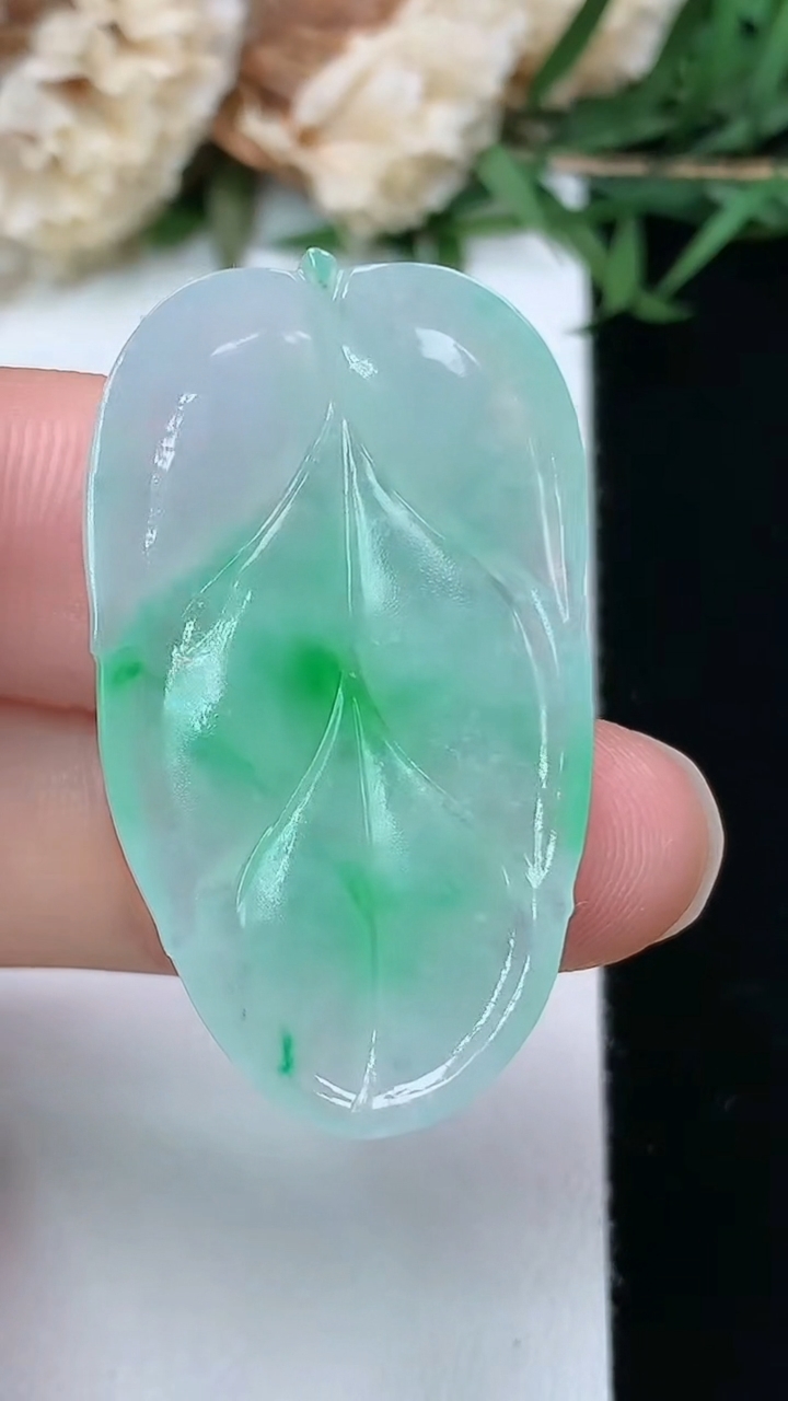 天然A货翡翠金枝玉叶 叶子镶嵌件，尺寸35.5-20.3-3.7，重量:5.23g
3月28日