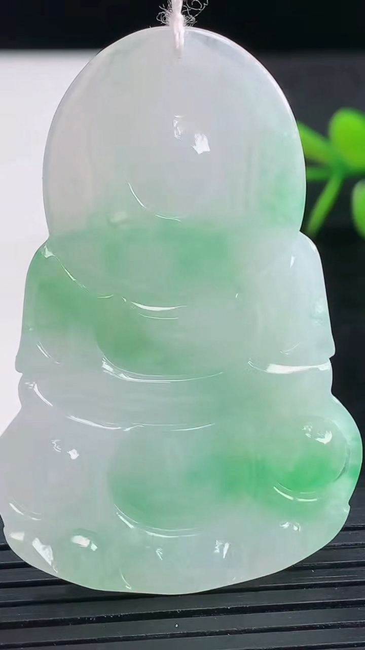 天然A货翡翠观音菩萨吊坠尺寸52.4-35.1-5.6重量:17.64g
3月28日