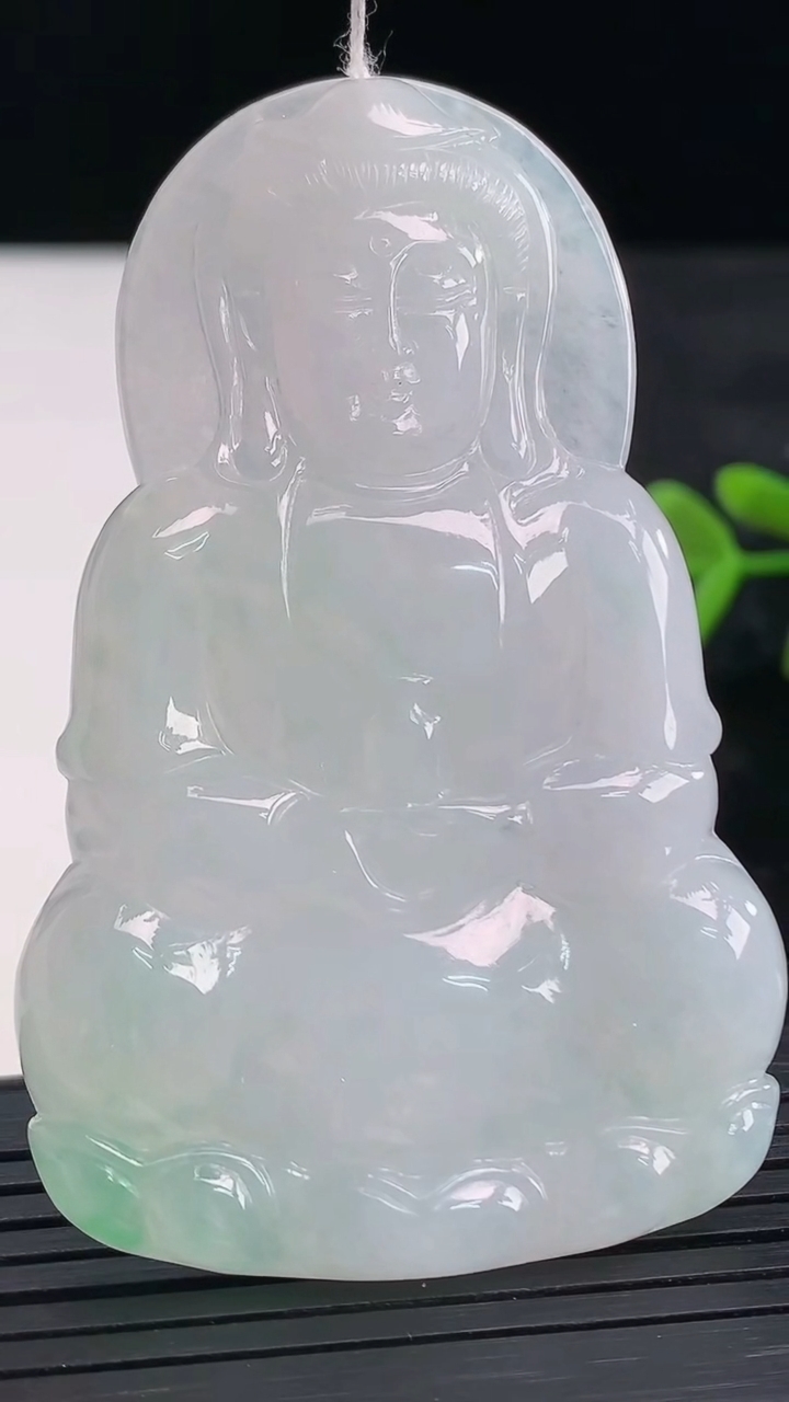 天然A货翡翠观音菩萨吊坠尺寸65.1-41.8-5.9重量:26.93g
3月28日